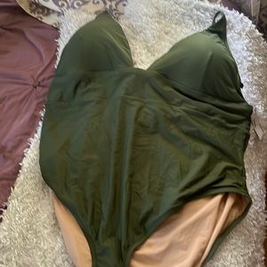 J.Crew Deep V-neck French One-piece NWT green Size 24 hygienic liners attached